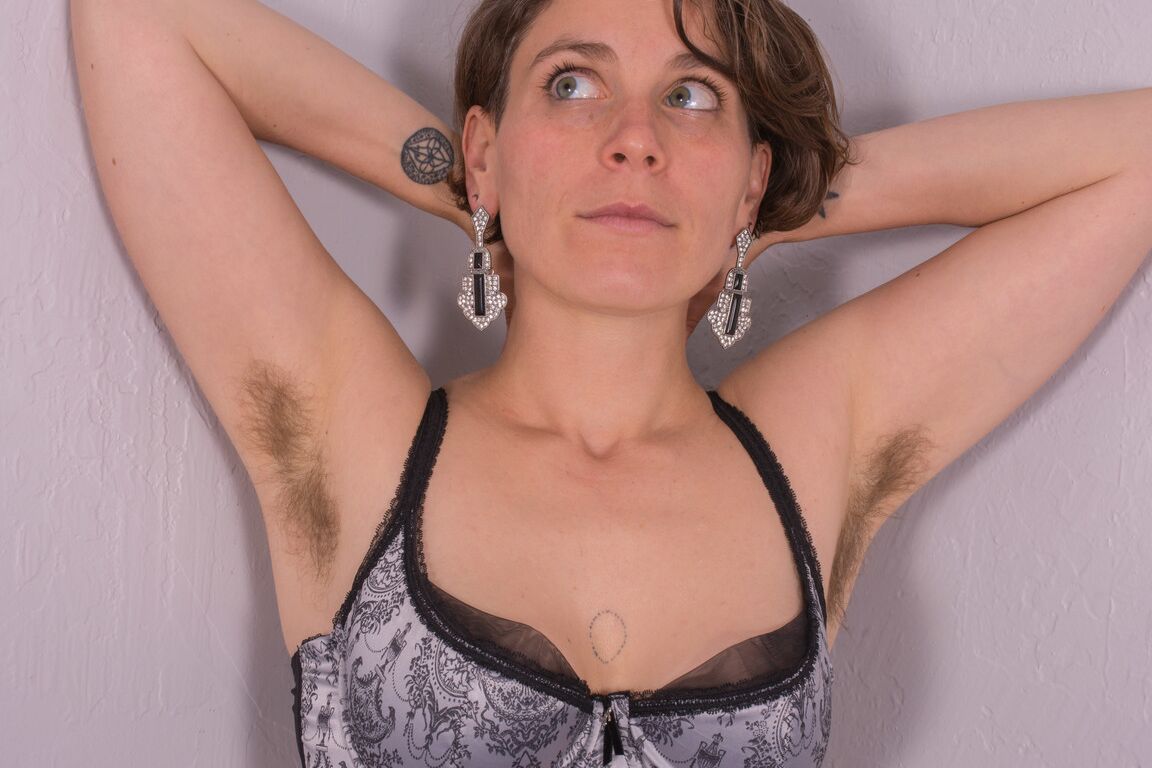 21P Wunderschöne Amateurin in Dessous zeigt Cookie ihre einladende haarige Muschi aus nächster Nähe