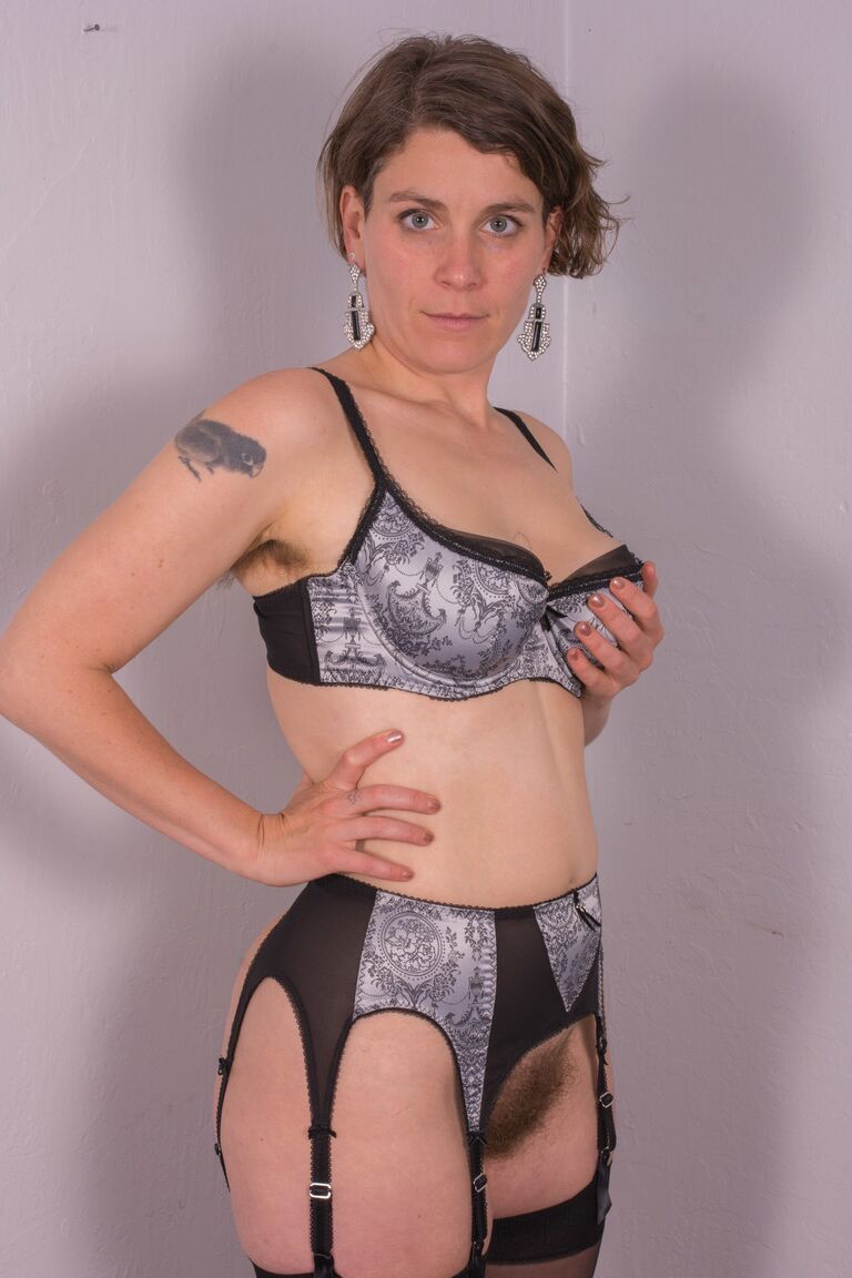 21P Wunderschöne Amateurin in Dessous zeigt Cookie ihre einladende haarige Muschi aus nächster Nähe