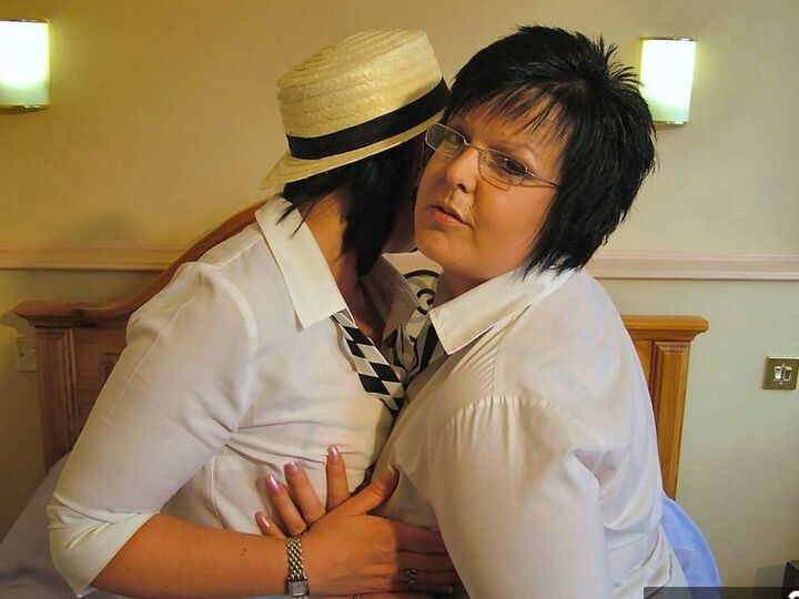 20P La lesbiana británica Double Dee tiene sexo en la cama con una mujer más joven