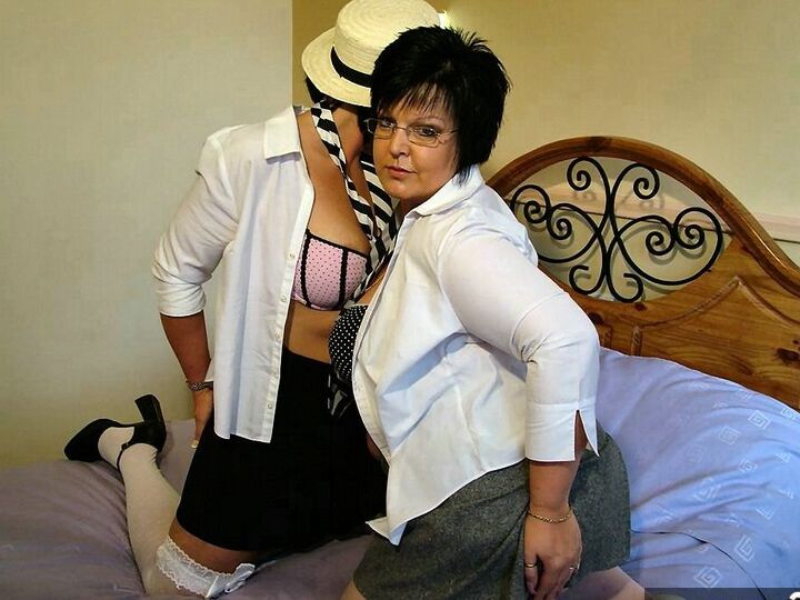 20P La lesbiana británica Double Dee tiene sexo en la cama con una mujer más joven