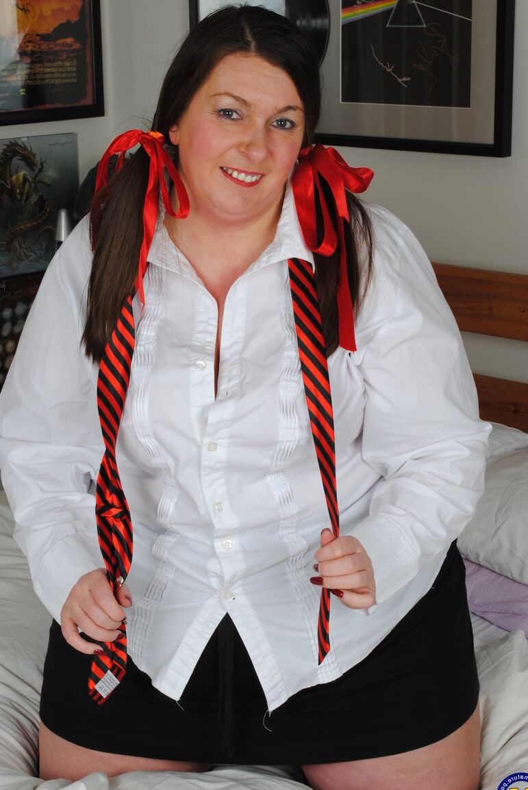 21P Amateur BBW Lucy enthüllt ihren massiven Körper und masturbiert auf dem Bett