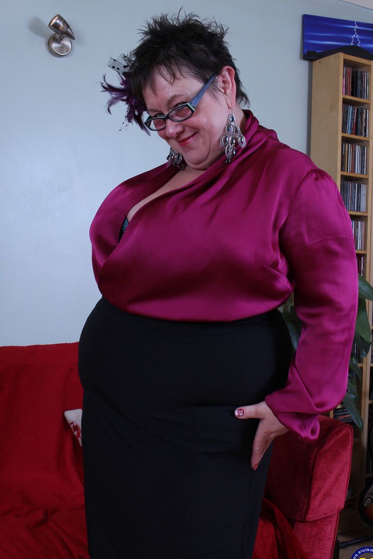 21P Short haired BBW Honey unleashing her big breasts & showing her mature snatch