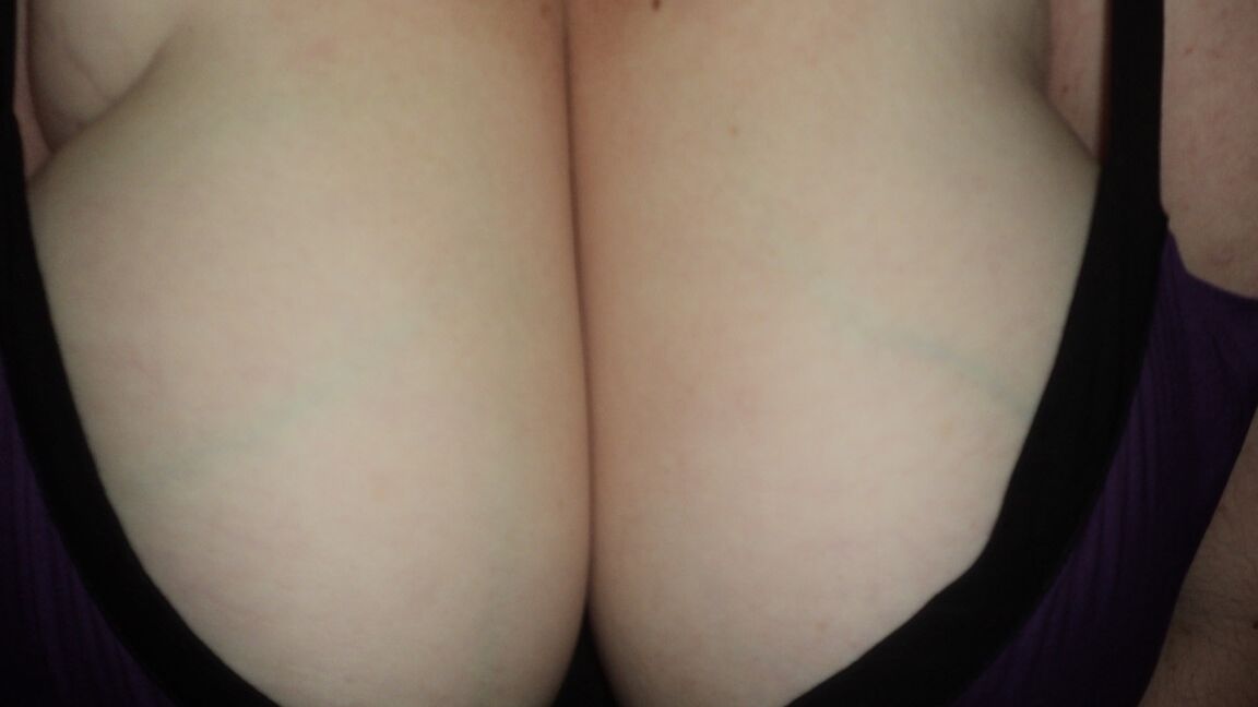 15P La gorda amateur LaLa Delilah muestra su sexy escote antes de desnudarse