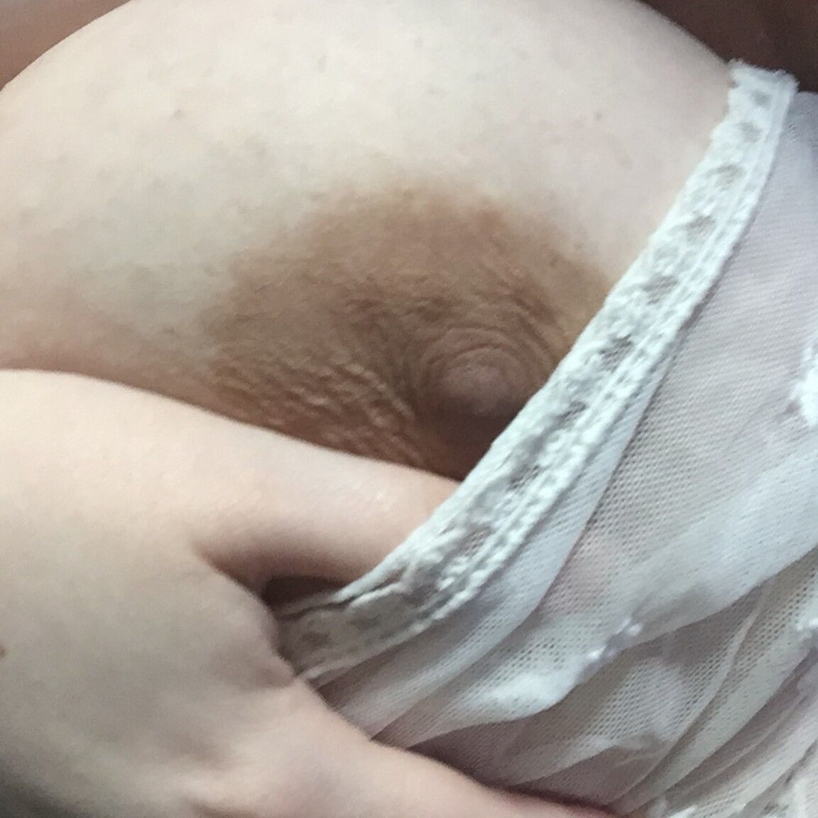15P Foxy, femme amateur, Busty Von Tease, exhibe ses énormes seins flasques dans un solo