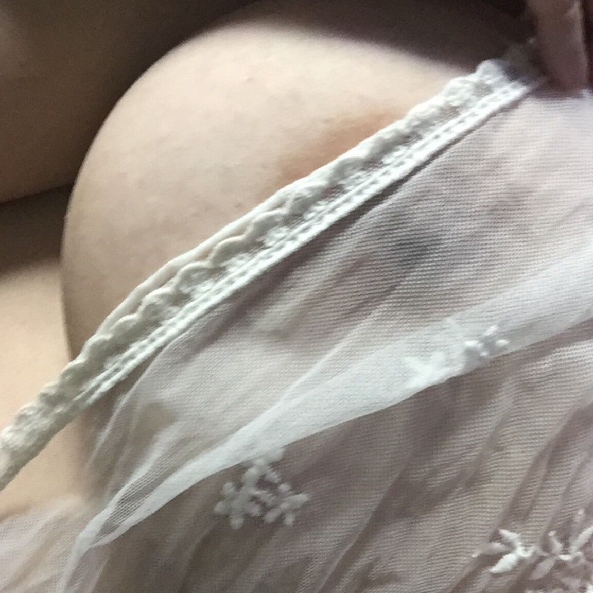 15P Foxy, femme amateur, Busty Von Tease, exhibe ses énormes seins flasques dans un solo