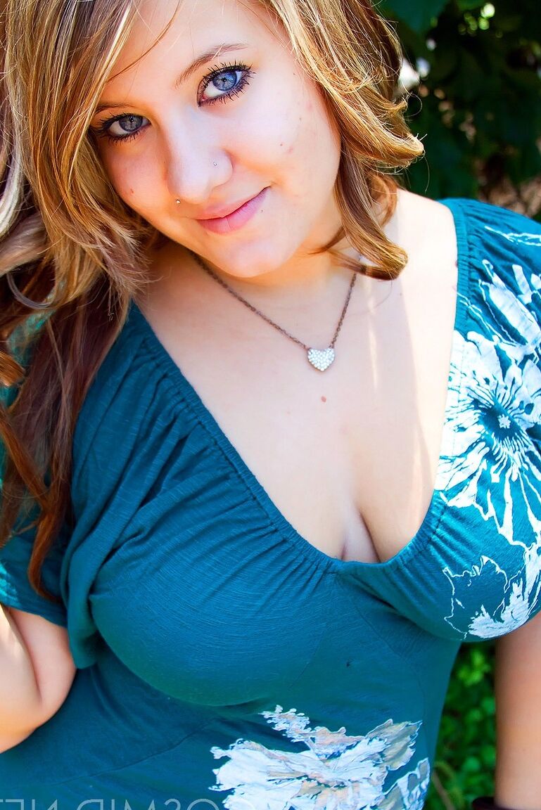 16P La sexy y gorda Brittany se baja la blusa y las bragas para mostrar el culo y las tetas al aire libre