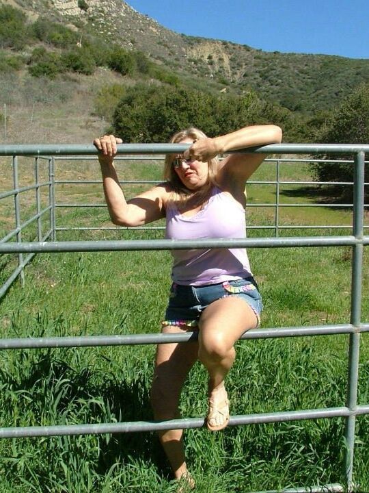19P La rubia amateur Adonna expone su cuerpo con sobrepeso en un prado de caballos