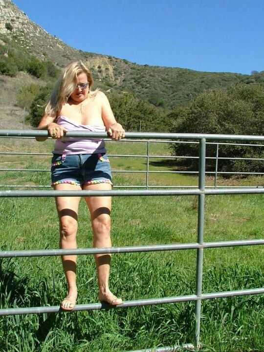 19P La rubia amateur Adonna expone su cuerpo con sobrepeso en un prado de caballos