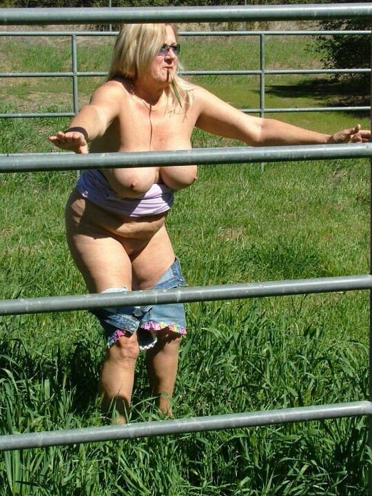19P La rubia amateur Adonna expone su cuerpo con sobrepeso en un prado de caballos