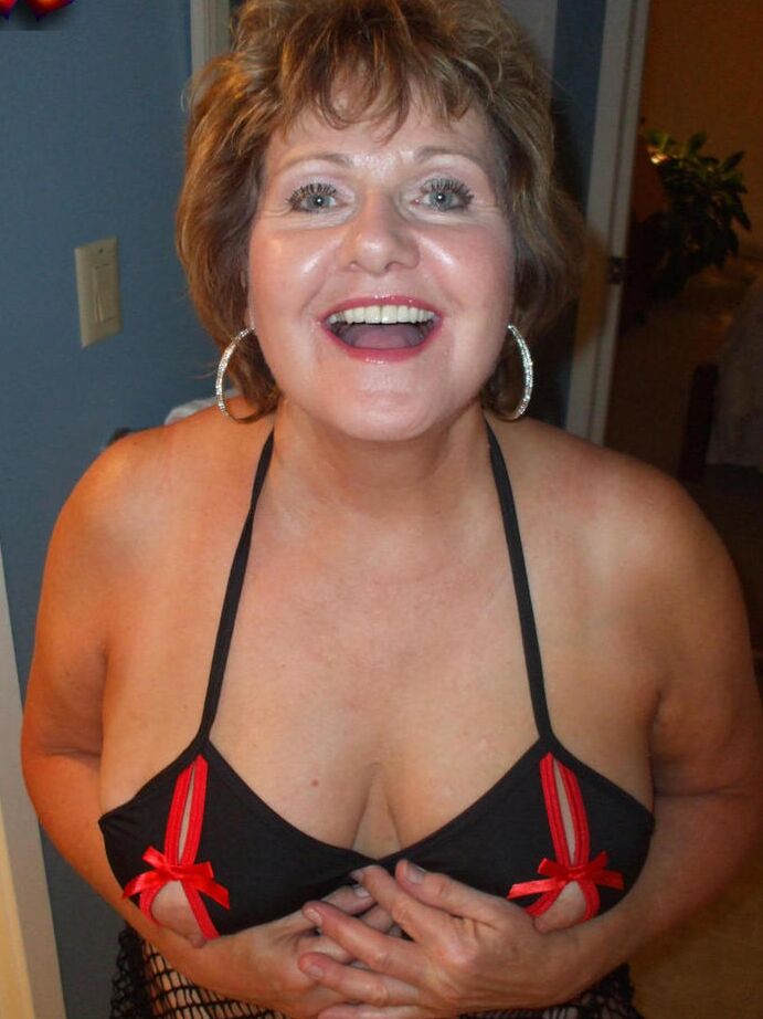 20P Mulher mais velha Busty Bliss lambe o pau de seu menino de brinquedo com uma taça de vinho