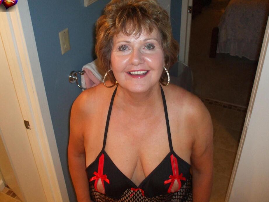 20P Mulher mais velha Busty Bliss lambe o pau de seu menino de brinquedo com uma taça de vinho