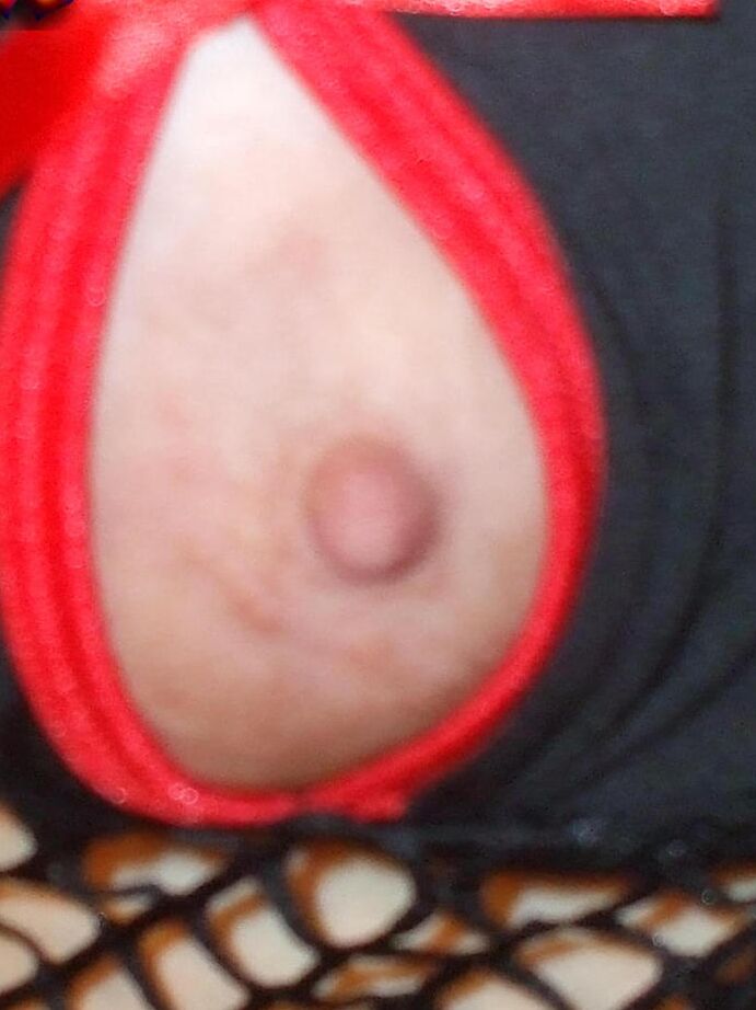 20P Mulher mais velha Busty Bliss lambe o pau de seu menino de brinquedo com uma taça de vinho