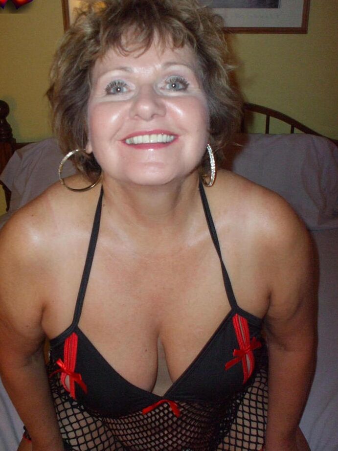 20P Mulher mais velha Busty Bliss lambe o pau de seu menino de brinquedo com uma taça de vinho