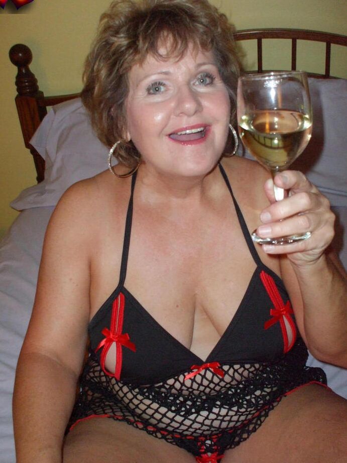 20P Mulher mais velha Busty Bliss lambe o pau de seu menino de brinquedo com uma taça de vinho