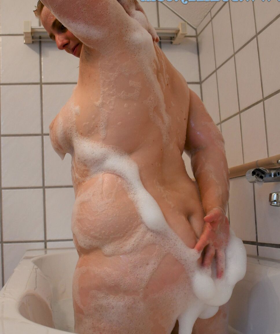 16P Fat amateur Fr Lizzy gets caught totally naked while taking a bubble bath