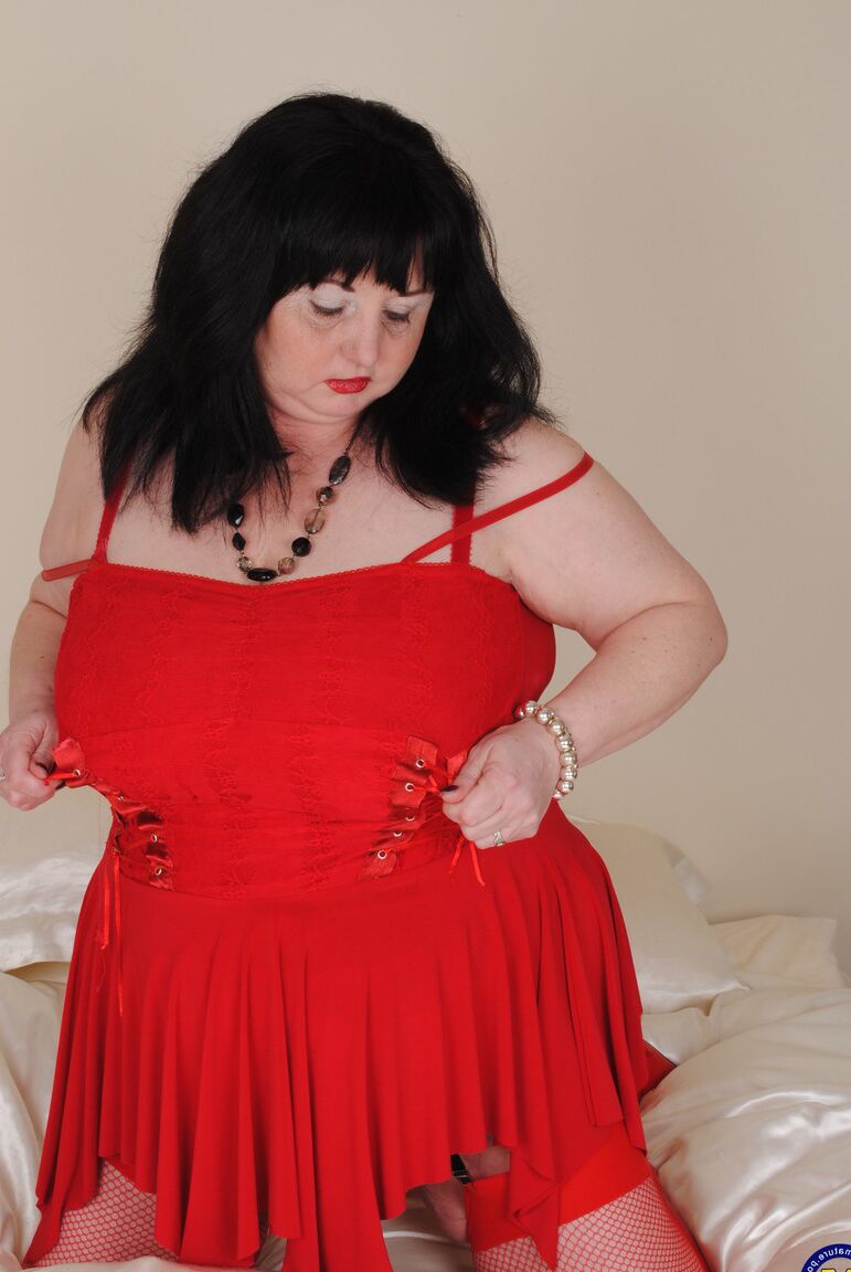 21P Foxy, die fette Deanna zieht ihr rotes Kleid aus und spielt in Dessous mit ihrer Fotze