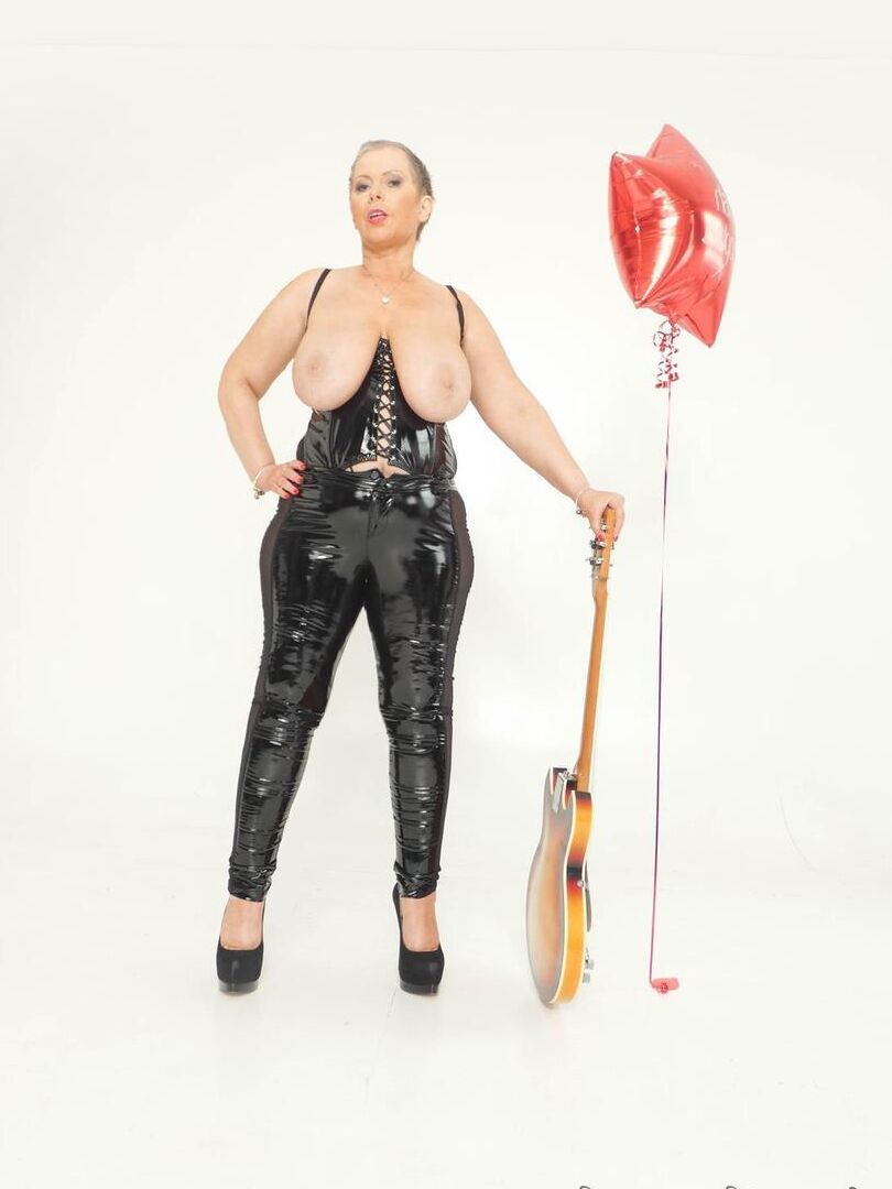 16P La mayor amateur Posh Sophia luce el pelo corto mientras muestra sus tetas gigantes
