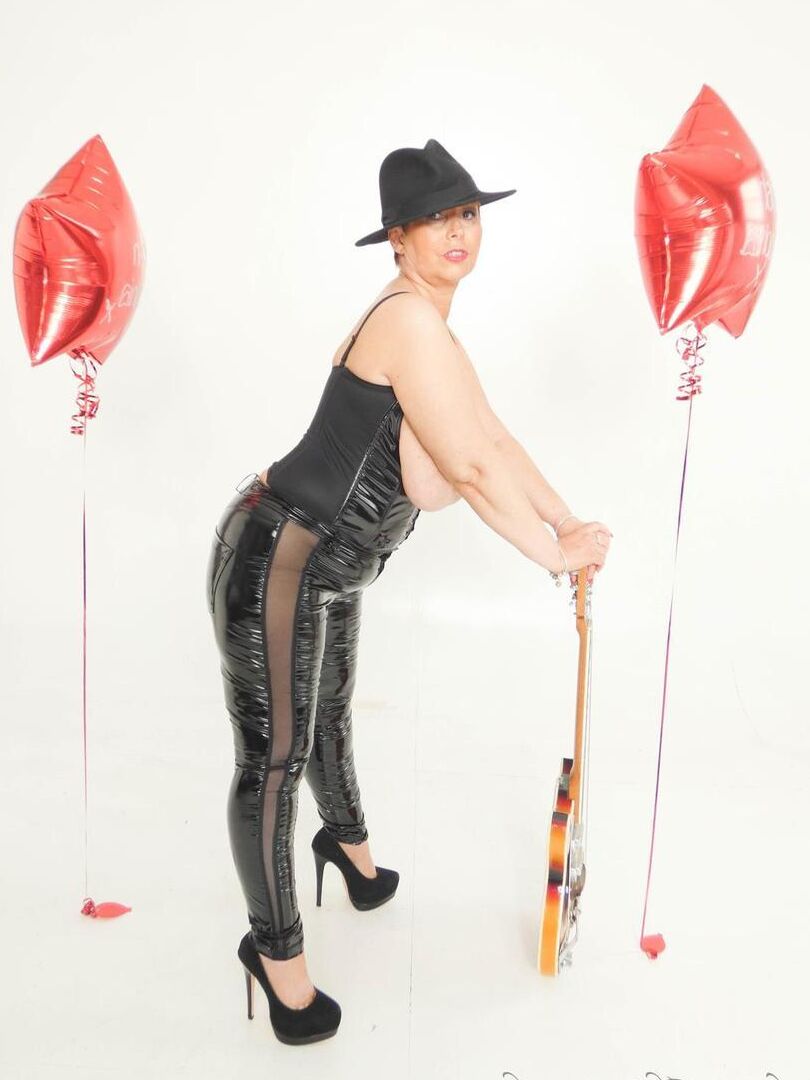 16P La mayor amateur Posh Sophia luce el pelo corto mientras muestra sus tetas gigantes