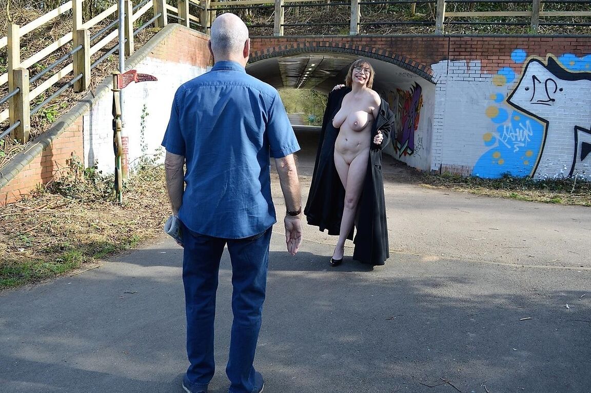 16P 年上の素人バービーふしだらな女が散歩中に見知らぬ人を点滅させる