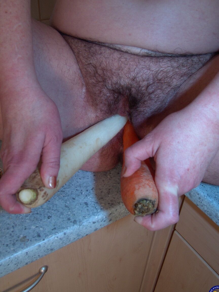 21P Nicola ama de casa madura gorda se folla con una zanahoria en la cocina