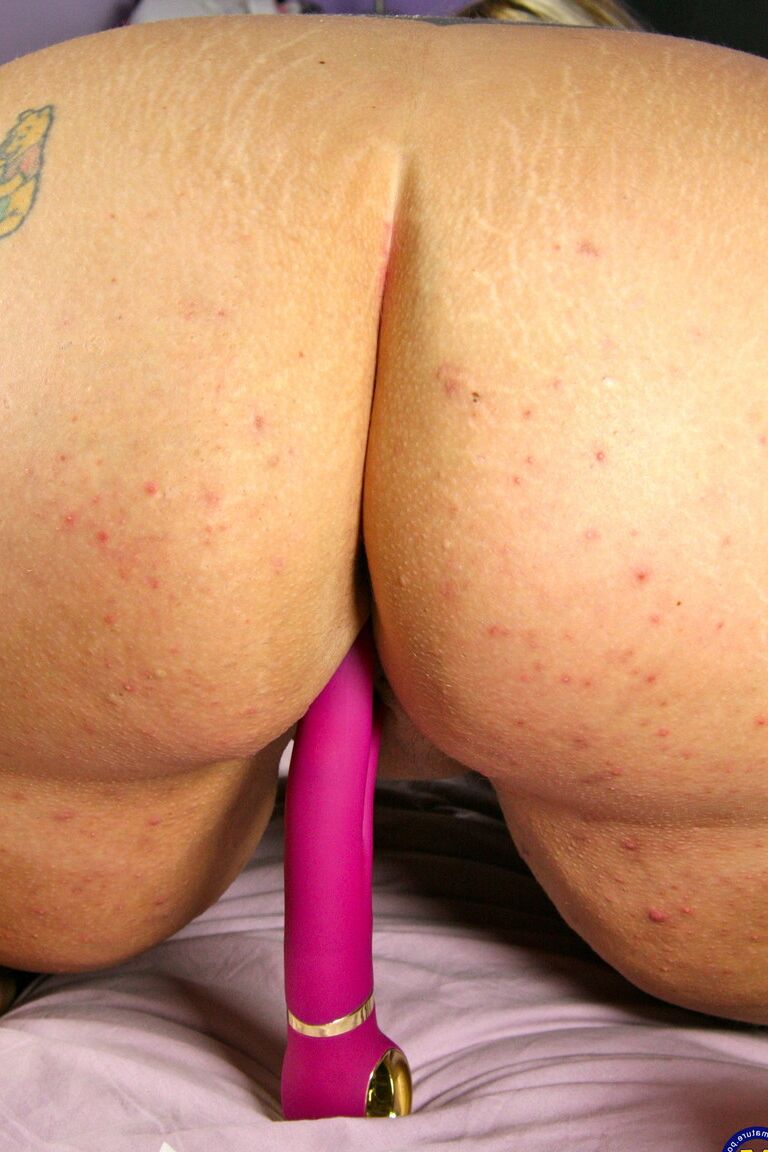 21P A dona de casa gordinha e madura Sandy B dá prazer à sua buceta com tesão com um vibrador