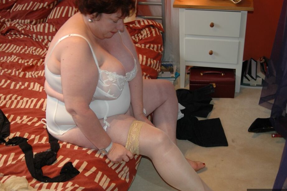 20P British BBW Chris 44g dons a big hat in her underthings and nylons