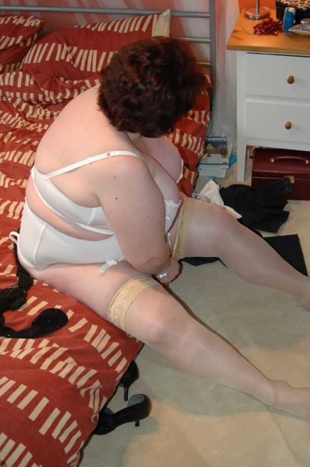 20P British BBW Chris 44g dons a big hat in her underthings and nylons