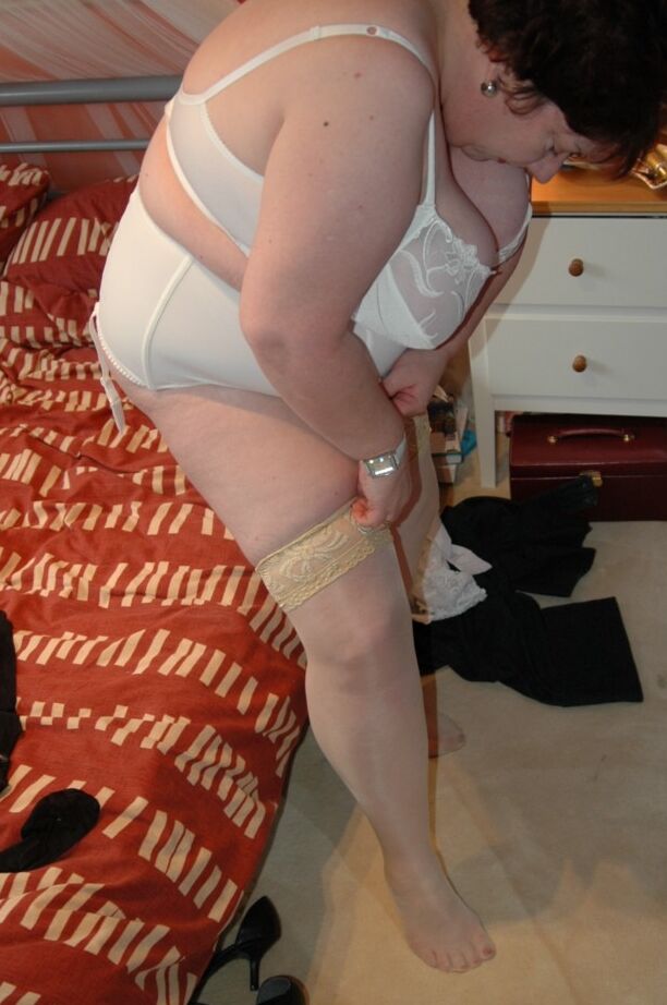 20P British BBW Chris 44g dons a big hat in her underthings and nylons