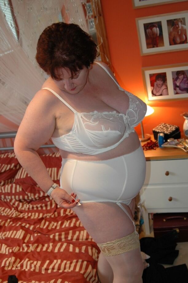 20P British BBW Chris 44g dons a big hat in her underthings and nylons