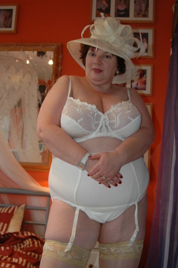 20P British BBW Chris 44g dons a big hat in her underthings and nylons