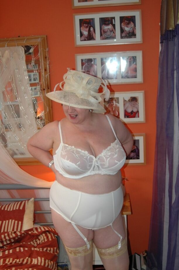 20P British BBW Chris 44g dons a big hat in her underthings and nylons