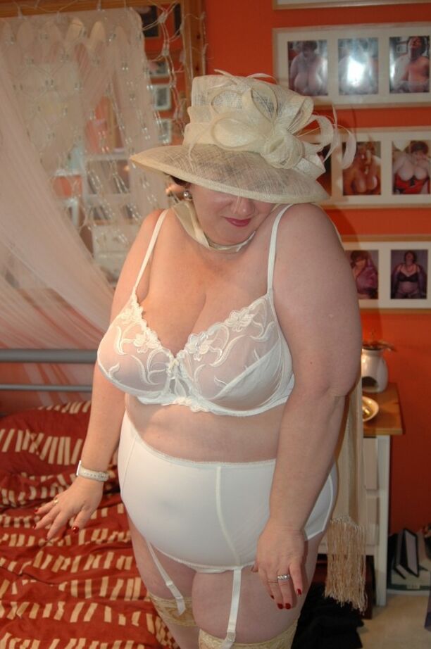 20P British BBW Chris 44g dons a big hat in her underthings and nylons