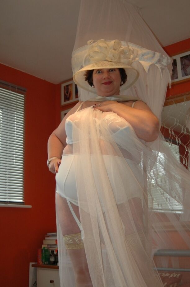 20P British BBW Chris 44g dons a big hat in her underthings and nylons