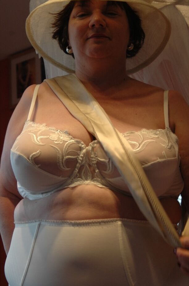 20P British BBW Chris 44g dons a big hat in her underthings and nylons