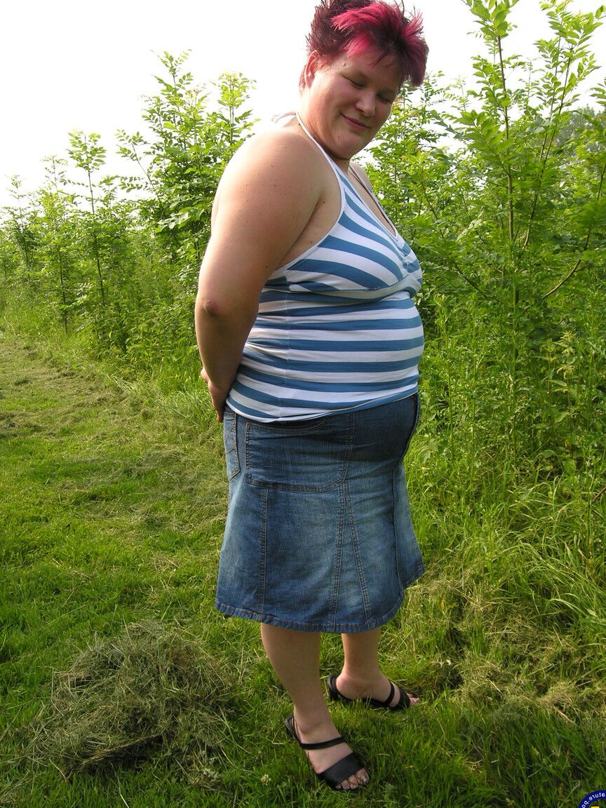 21P Amateur BBW Lucky enthüllt ihre rosa Löcher im Freien und masturbiert