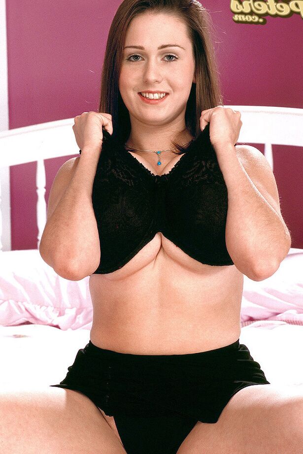 16P Amadora MILF Nicole Peters mostra orgulhosamente seus enormes seios totalmente naturais
