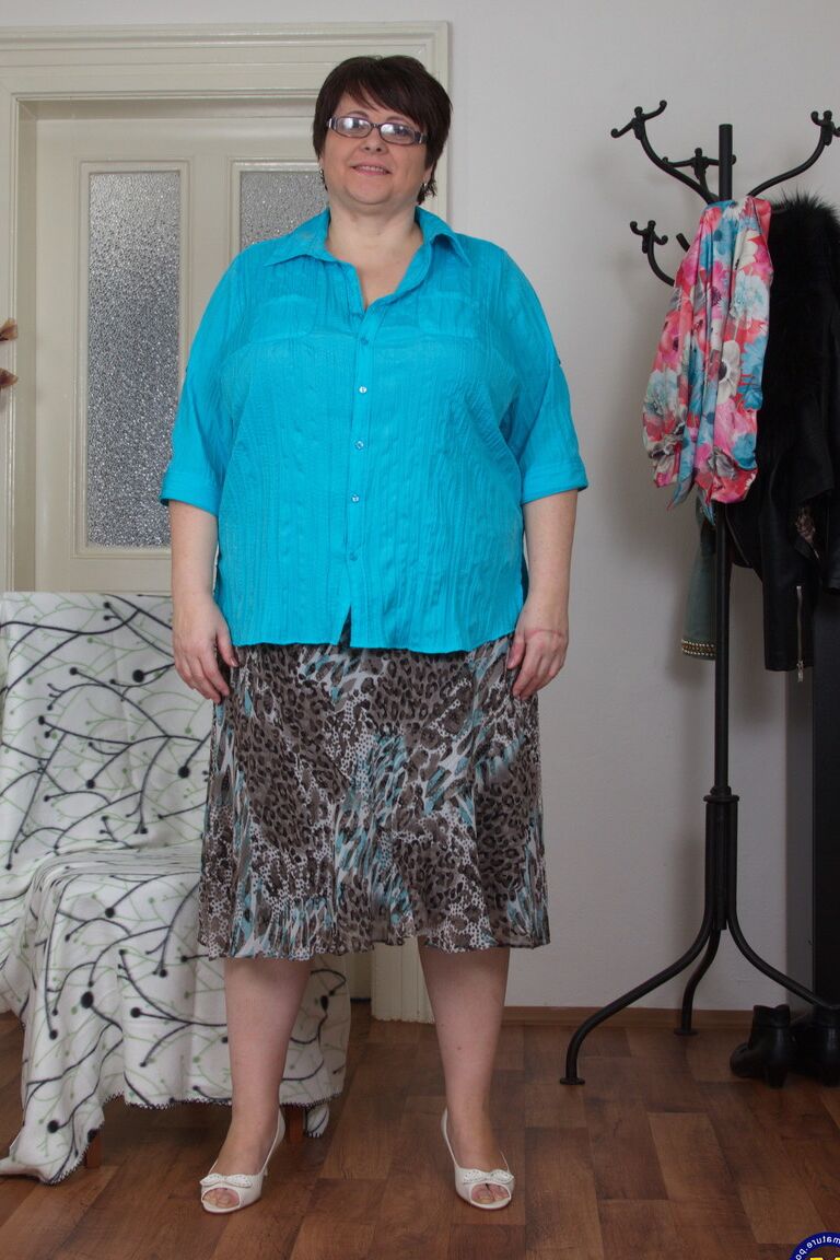 21P 熟女ぽっちゃりフェリシア W が垂れ下がった胸で遊ぶ