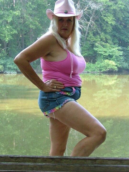 20P La rubia mayor Adonna hace su debut desnuda en una terraza junto al agua