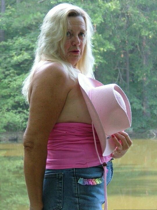 20P La rubia mayor Adonna hace su debut desnuda en una terraza junto al agua