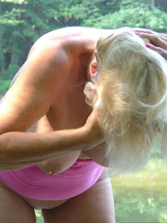 20P La rubia mayor Adonna hace su debut desnuda en una terraza junto al agua
