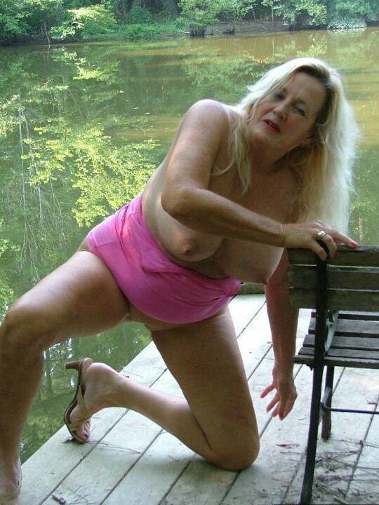 20P La rubia mayor Adonna hace su debut desnuda en una terraza junto al agua