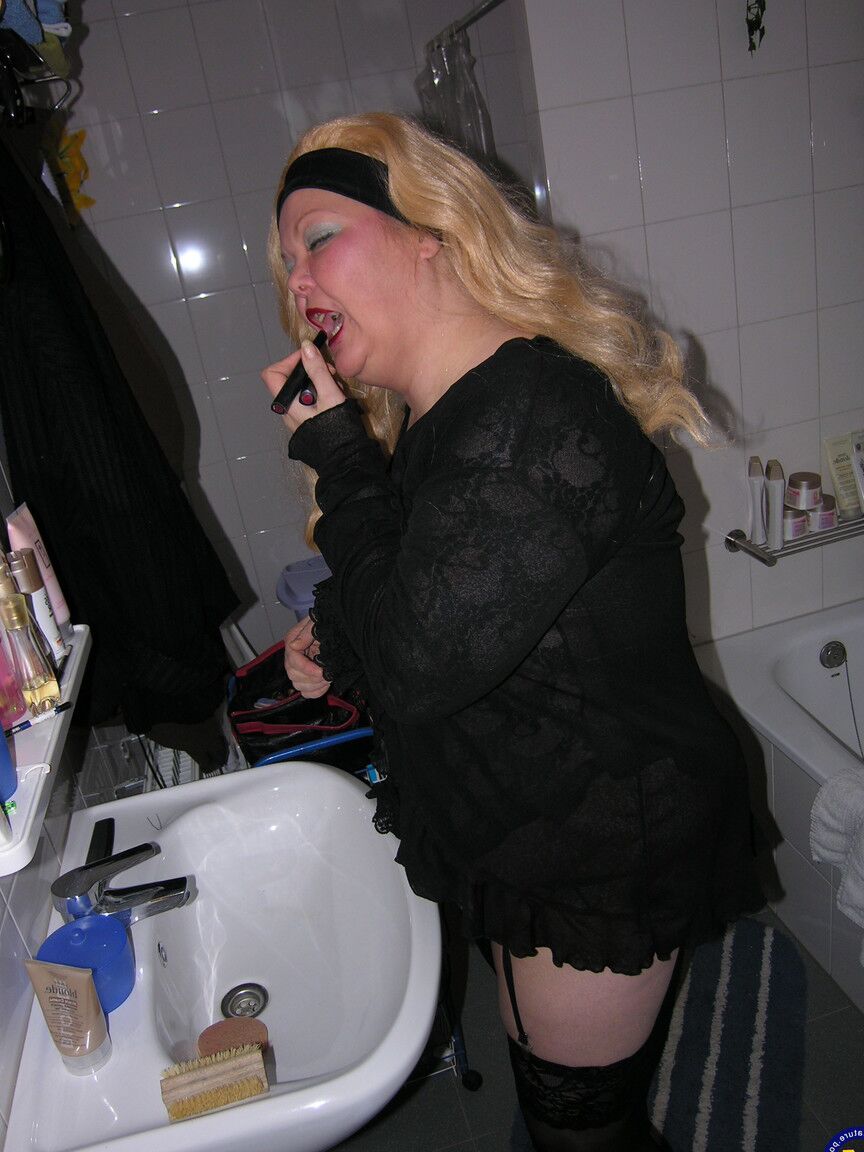 21P Fat mature Vickie slides her lover's dick in her mouth before riding it hard