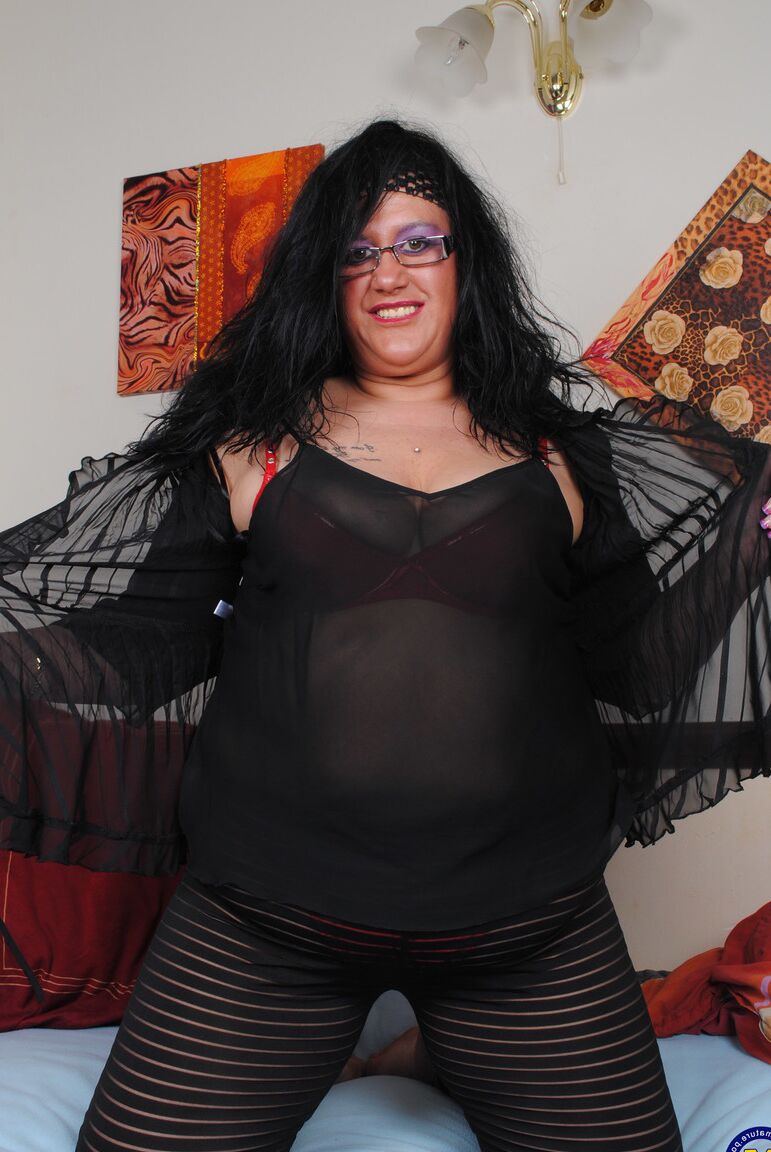 21P Madura geek BBW Jayne Lynne muestra sus tetas caídas