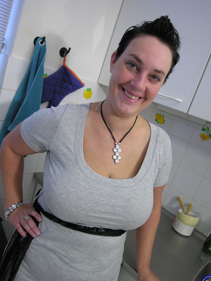 20P Die mollige Hausfrau Lynda enthüllt ihren großen, fetten Hintern
