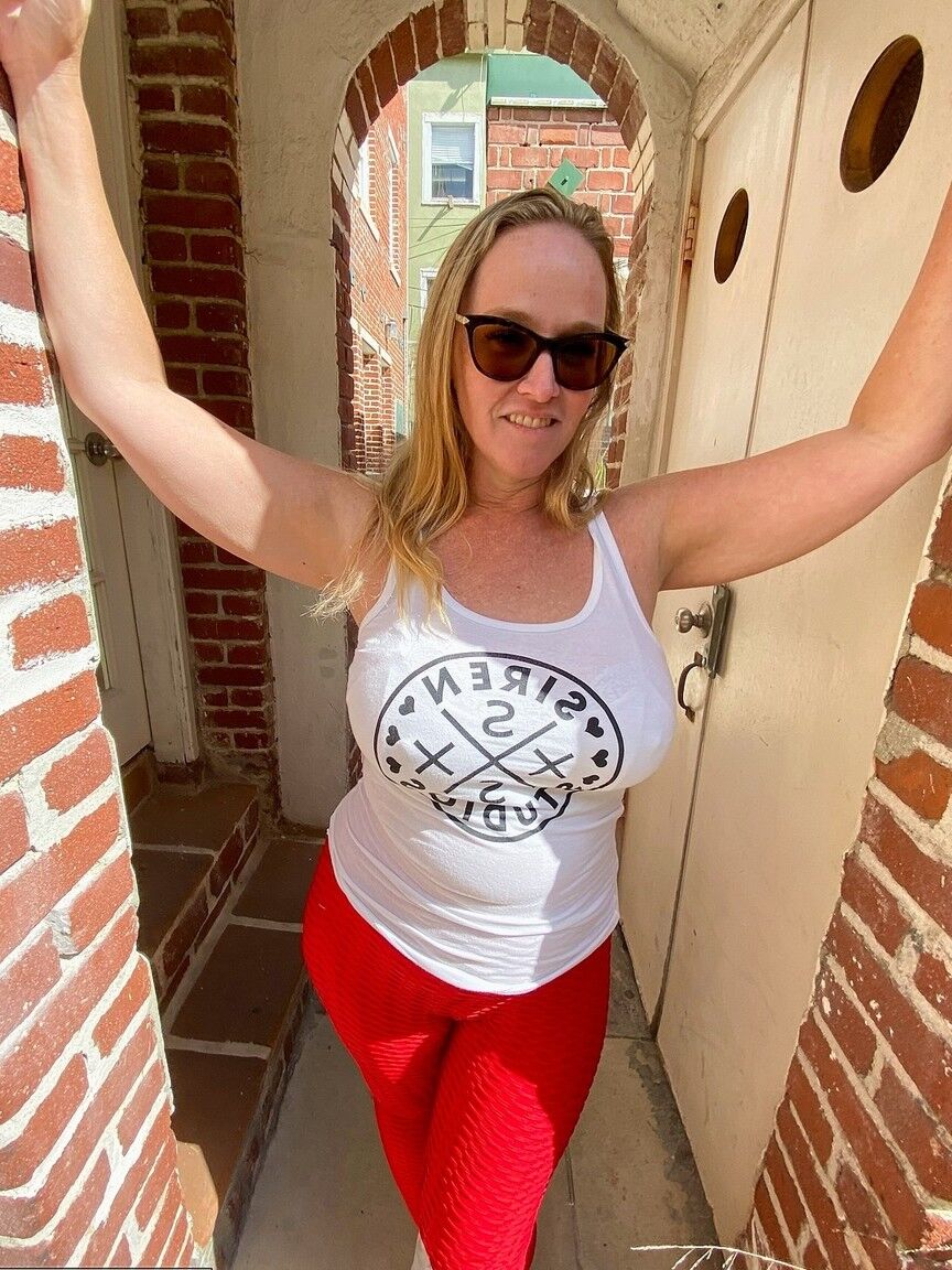 21P Kinky mature in sunglasses Dee Siren flaunts her bubble ass in red tights