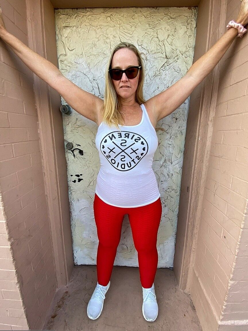 21P Kinky mature in sunglasses Dee Siren flaunts her bubble ass in red tights