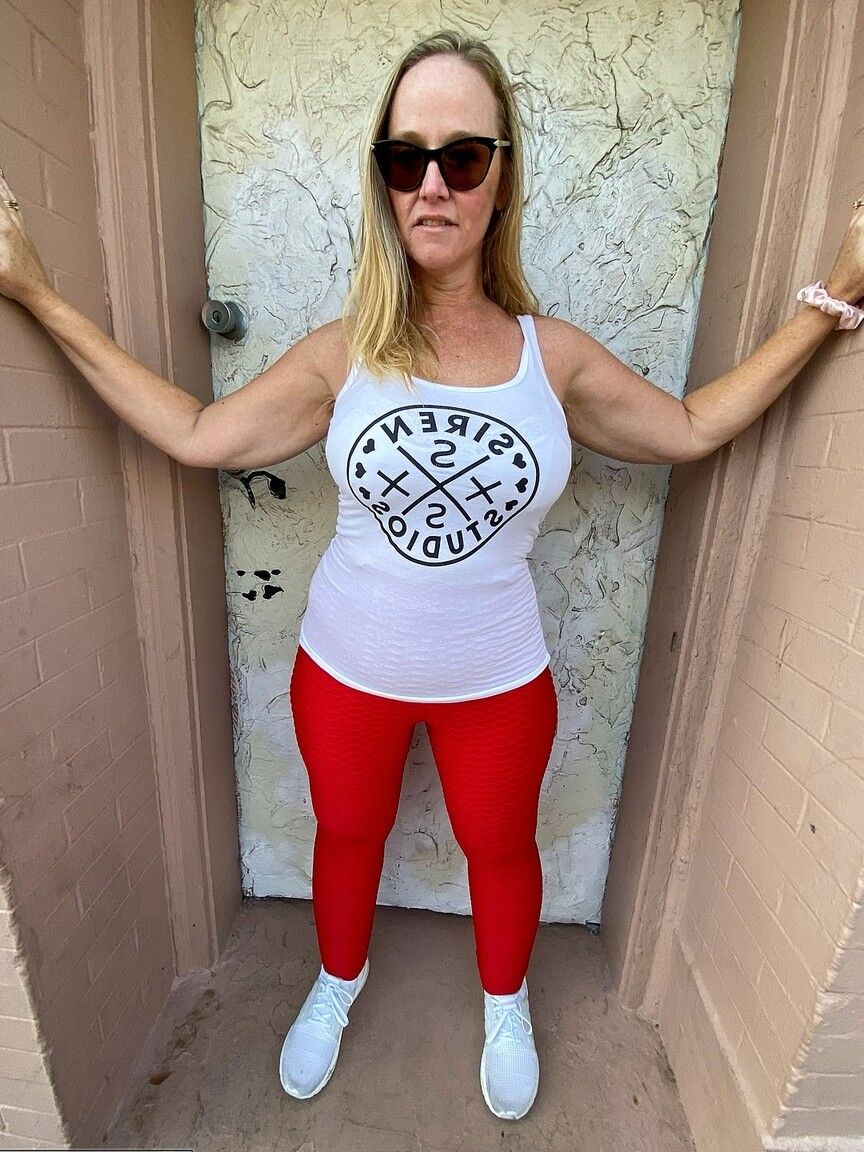 21P Kinky mature in sunglasses Dee Siren flaunts her bubble ass in red tights