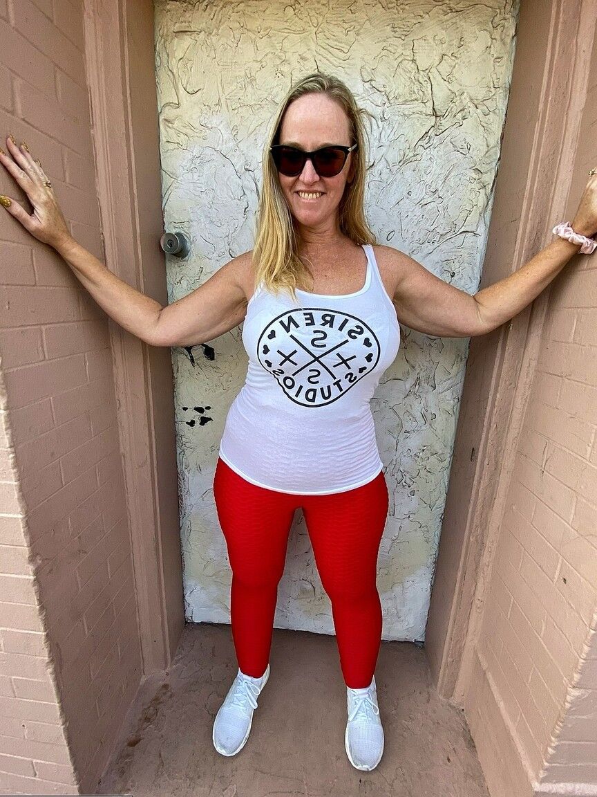 21P Kinky mature in sunglasses Dee Siren flaunts her bubble ass in red tights
