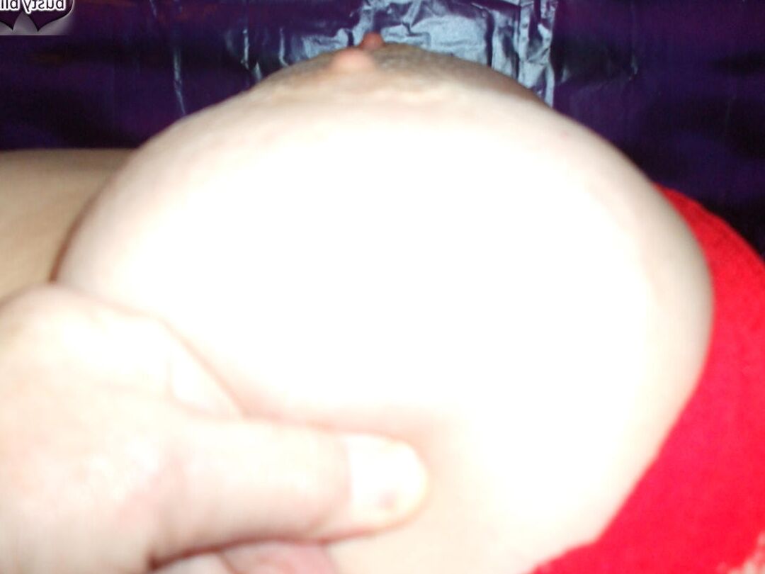 20P Amadora mais velha Busty Bliss descobre seus grandes seios naturais durante a ação solo