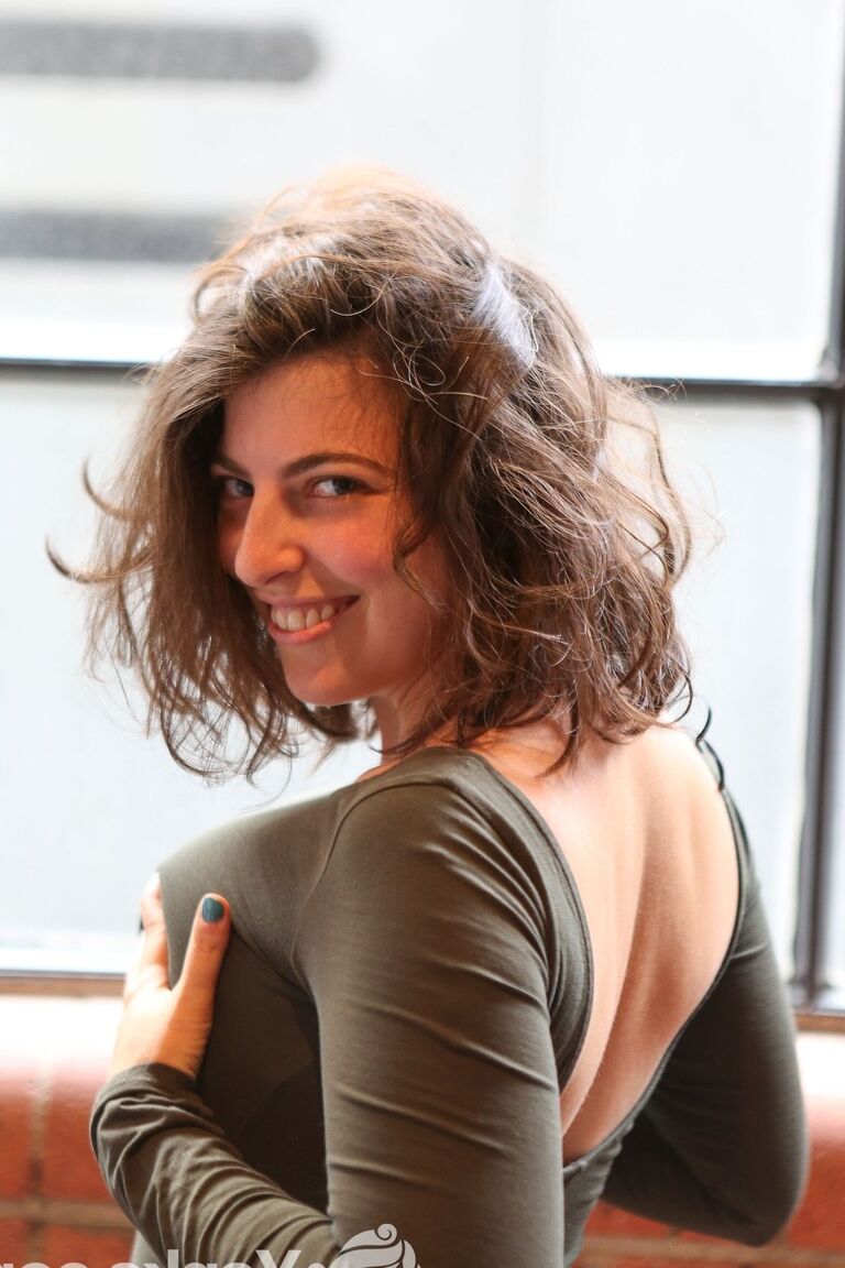 17P Die vollbusige brünette Amateurin Nora zieht sich aus und enthüllt ihren buschigen Biber